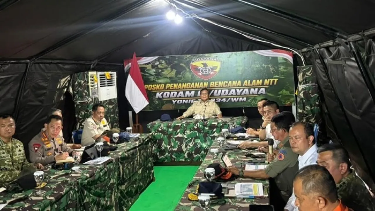 Tiba di Nagekeo NTT, Prabowo Pimpin Rapat Penanganan Pascagempa di Tenda  — News